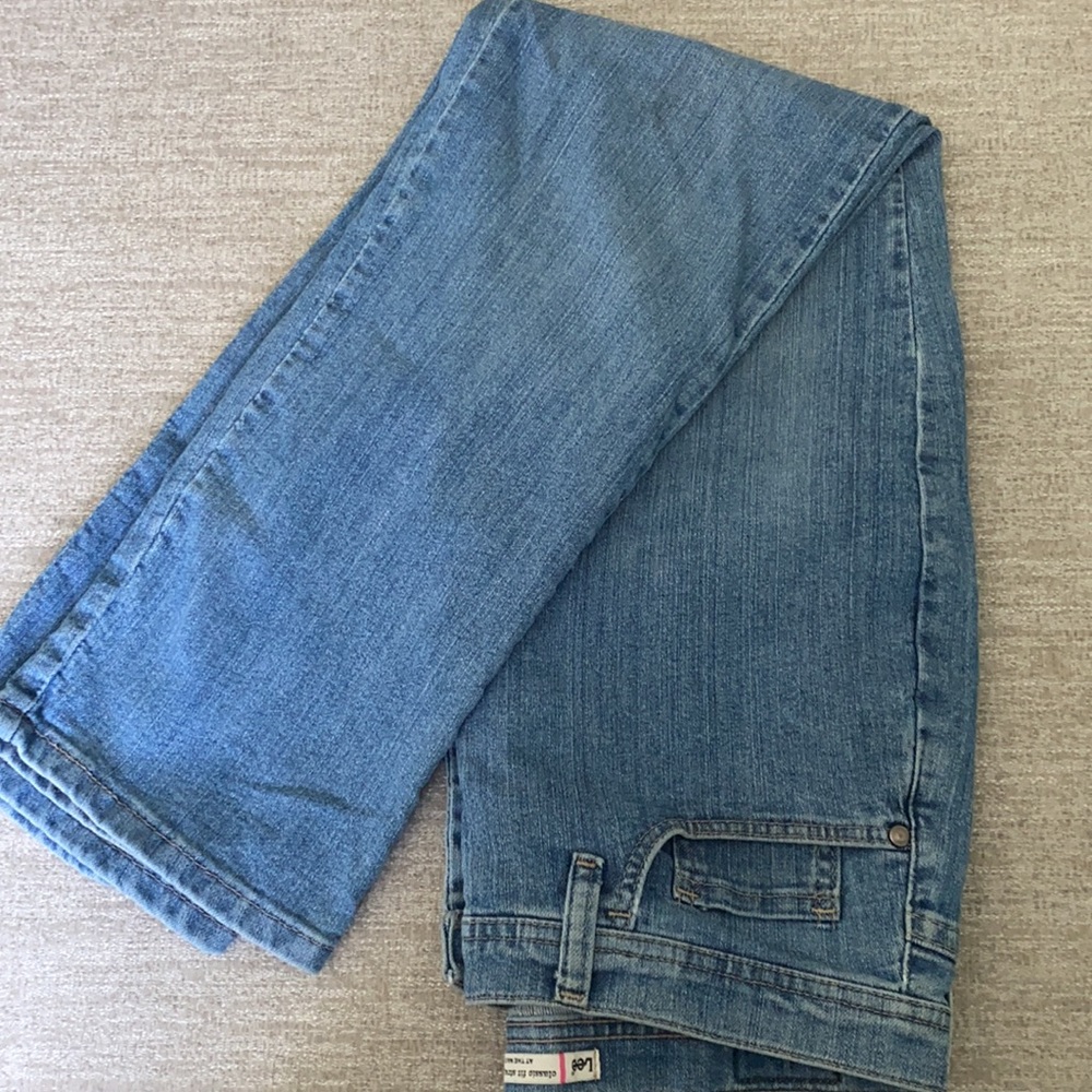 Lee classic fit straight leg at the waist jeans. Size 6P - Picture 4 of 8